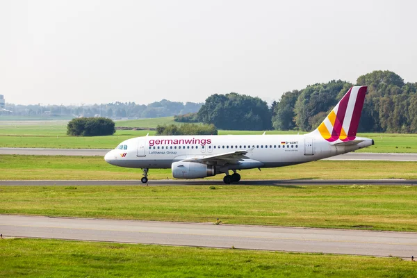 空客 a319-100 变速杆降落在汉堡机场 — 图库照片