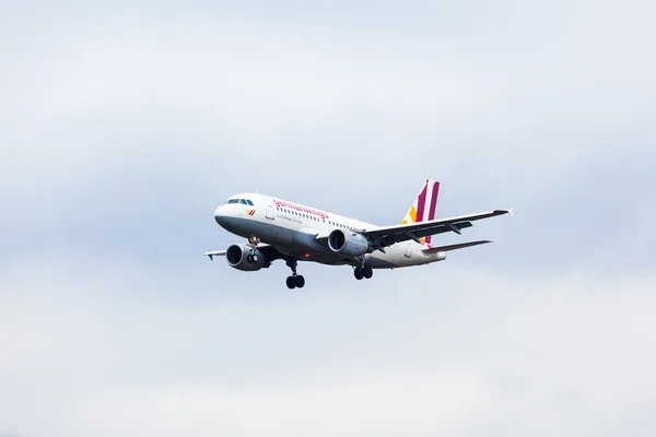 ハンブルク空港に着陸エアバス a319 100 germanwings — ストック写真