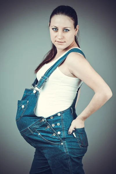 Gravid kvinna poserar — Stockfoto