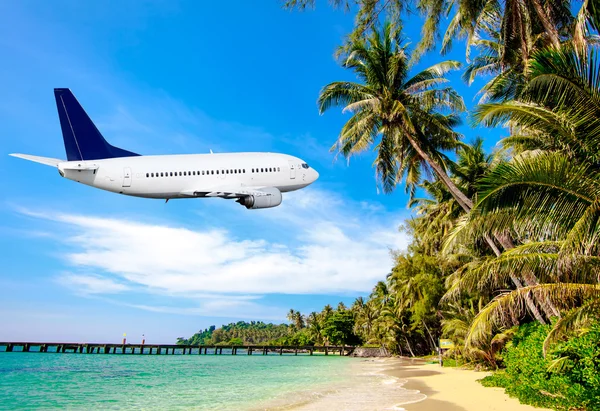 Jet plane over the tropical sea — Stock Photo, Image