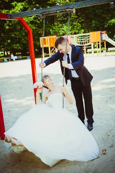 Bruidspaar in park — Stockfoto
