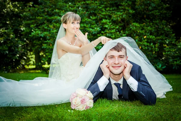 Casamento casal em piquenique — Fotografia de Stock