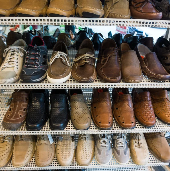 Lots of  shoes on sale.  Diverse shoes — Stock Photo, Image