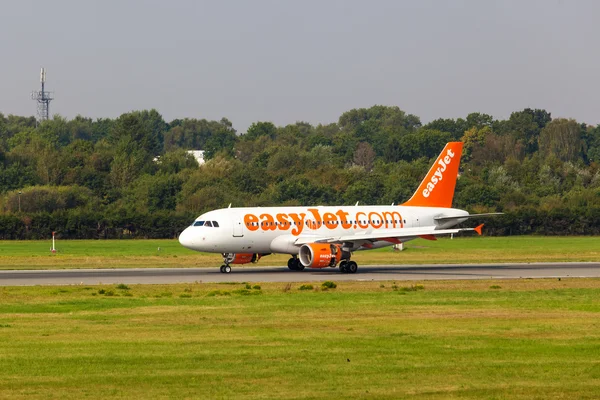 HAMBURG, GERMANY - SEPTEMBER 08: EasyJet Airline Airbus A319-111 — Stock Photo, Image