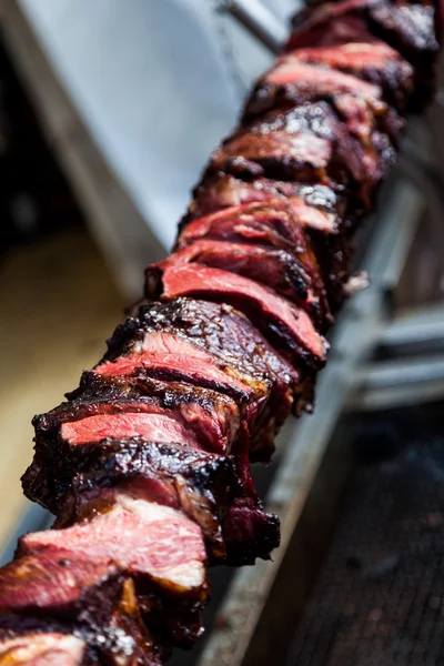 Velké kusy masa na tyčce. grilované maso — Stock fotografie