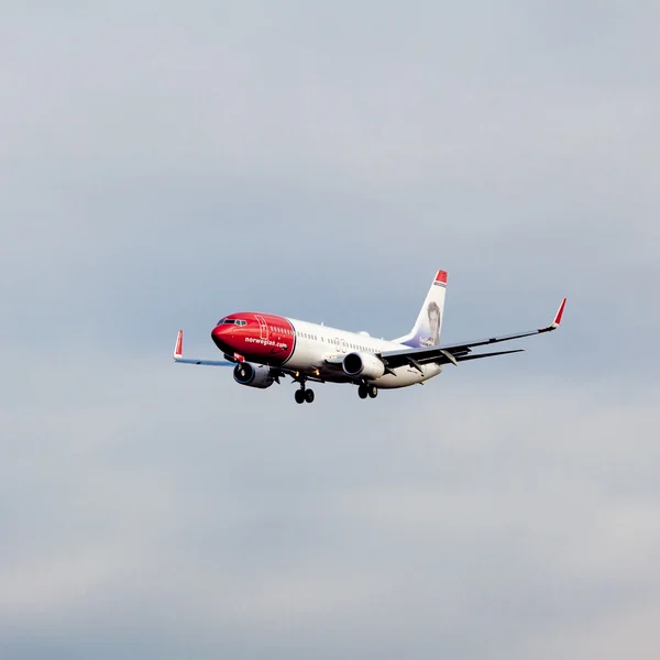 Hamburg, Duitsland - 8 september: passagiersvliegtuig van Noorse lucht shuttl — Stockfoto