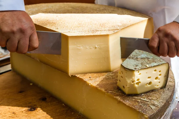 Man snijden stuk kaas — Stockfoto
