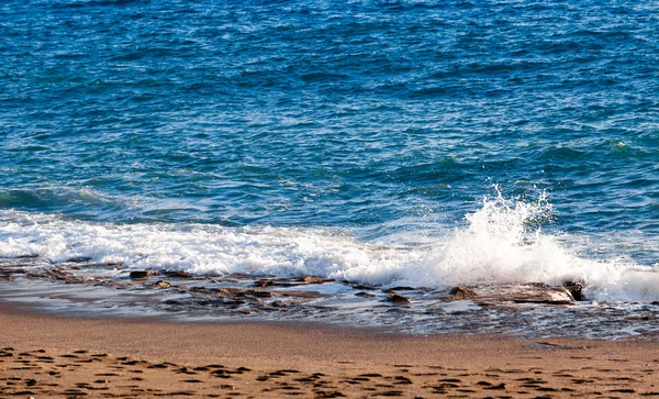 Mar con olas. Mar azul con olas — Foto de Stock