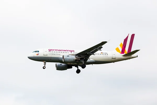 Airbus A319-100 Germanwings lands at Hamburg Airport — Stock Photo, Image