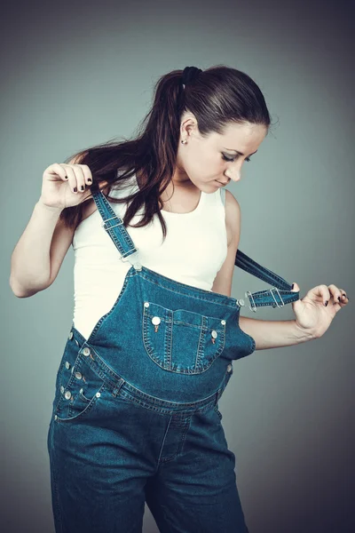 Schwangere Frau posiert auf einem grauen — Stockfoto