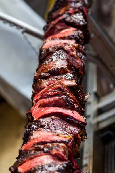 Grandes pedaços de carne no pau. carne grelhada — Fotografia de Stock