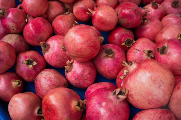 Skupina granátových jablek. Granátová jablka detailní záběr, pozadí — Stock fotografie