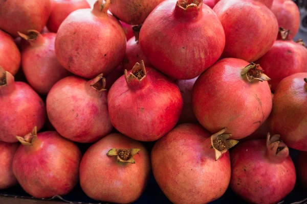 Granaatappels op de markt. verse landbouwer markt granaatappels. — Stockfoto