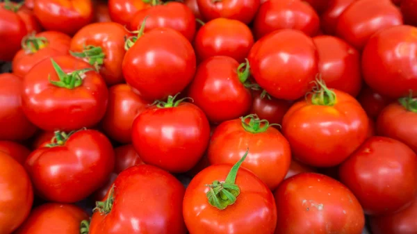 在市场上的红番茄。新鲜成熟的西红柿 — 图库照片