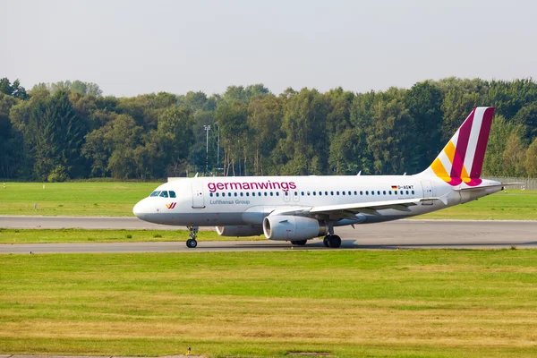 Airbus A319-100 German wings lands — Stock Photo, Image