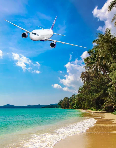 Avión de pasajeros volando — Foto de Stock