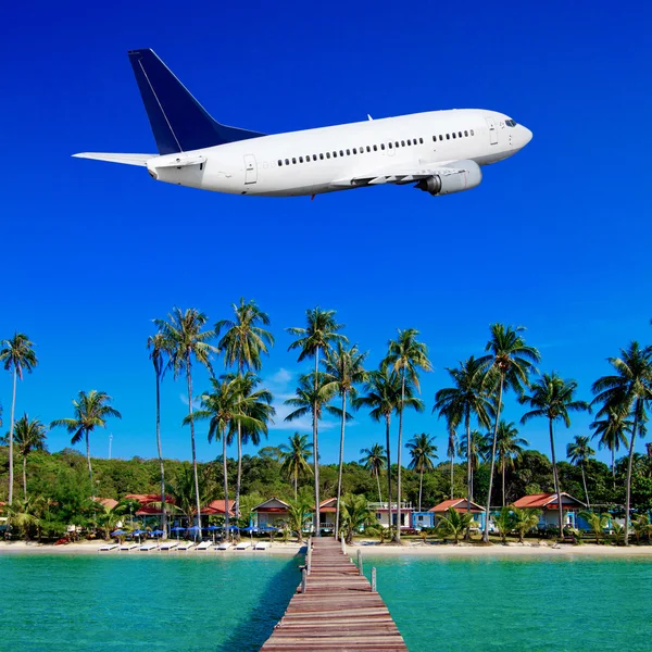 Plane fly over ocean — Stock Photo, Image