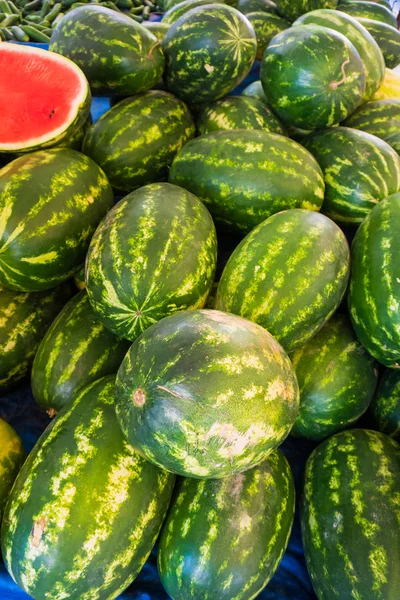 Watermeloenen op markt — Stockfoto