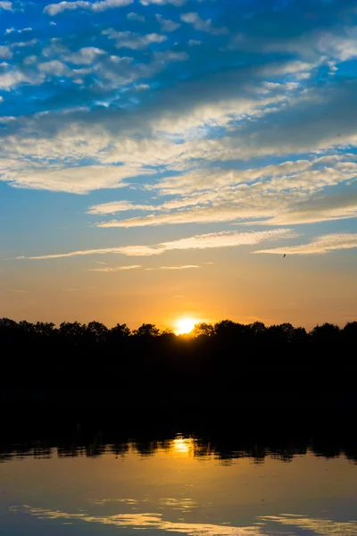 Coucher de soleil sur un lac — Photo