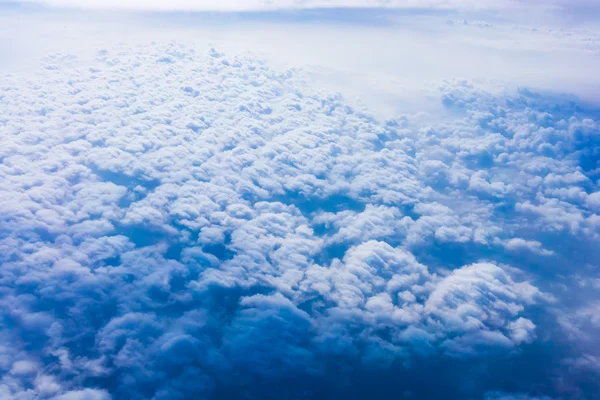 Wolken door vliegtuigruit — Stockfoto