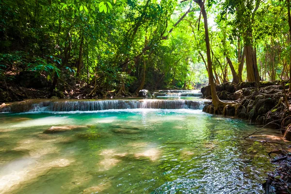 Schöner Waldwasserfall. — Stockfoto