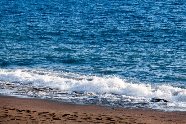 Blauwe zee met golven — Stockfoto