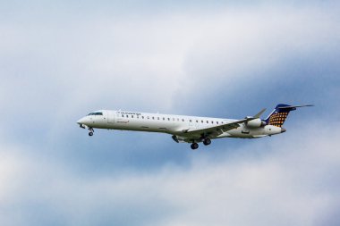 Yolcu uçağı iniyor