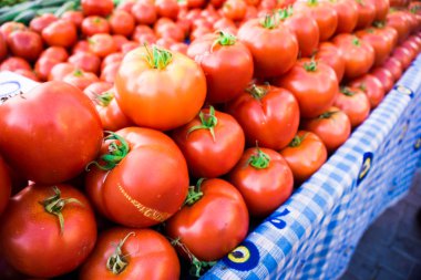 kırmızı domates piyasasında. taze olgun domates