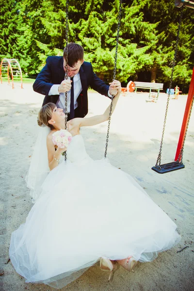 Edding casal no balanço — Fotografia de Stock