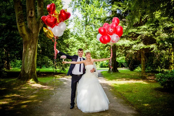 Bride and groom with balloons — Stock Photo, Image