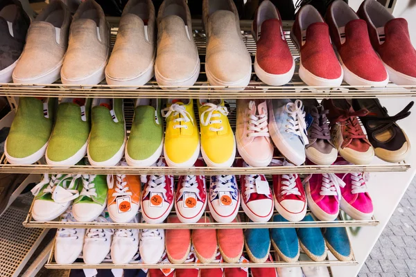 Bunte Schuhe zum Verkauf. — Stockfoto