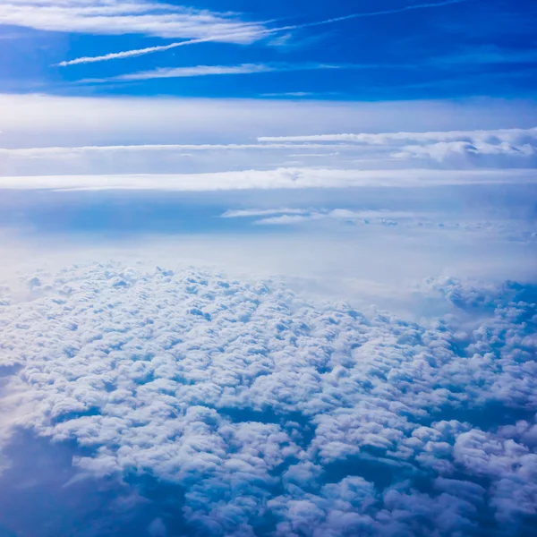 Cielo e nuvole dal finestrino di un aereo . — Foto Stock