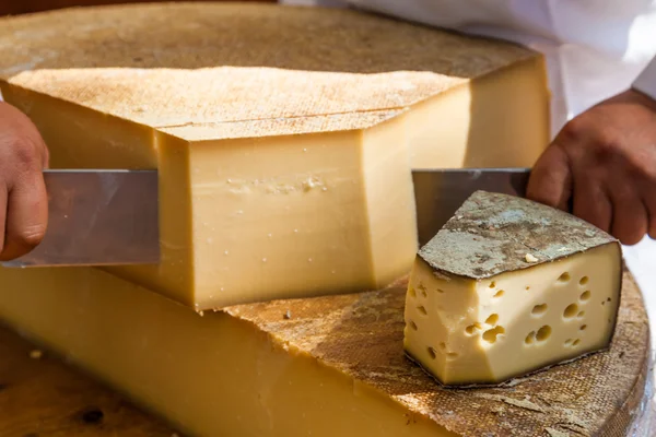 Man cutting cheese — Stock Photo, Image