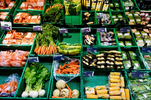 Grönsaker visas på marknadsstånd — Stockfoto