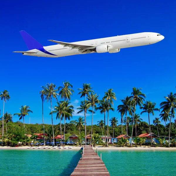 Airplane flying close to  beach — Stock Photo, Image