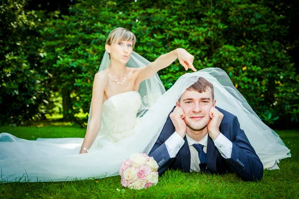 Brudparet har roligt — Stockfoto