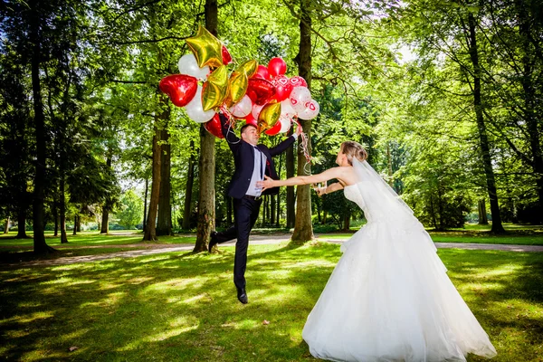 Пара позирующих с воздушными шарами — стоковое фото