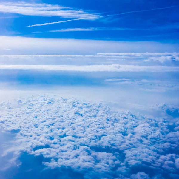 Wolken uit een vliegtuig venster. — Stockfoto