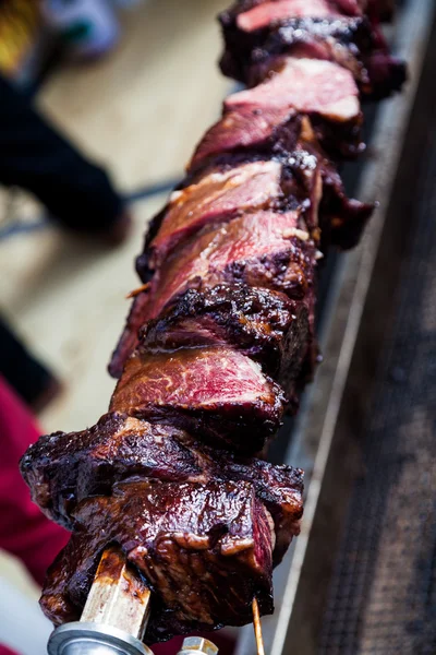Stora bitar av grillat kött — Stockfoto