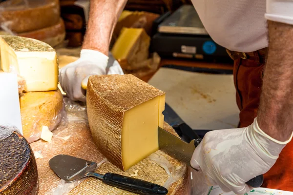 Man cutting cheese — Stock Photo, Image