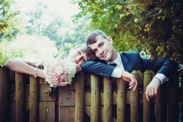Свадебная пара позирует на открытом воздухе — стоковое фото