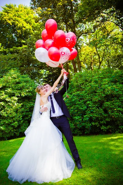 Casal posando com balões — Fotografia de Stock