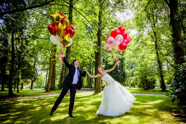 Paar posiert mit Luftballons — Stockfoto