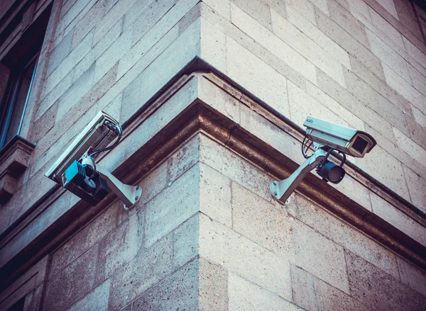 Security camera's op gebouw — Stockfoto