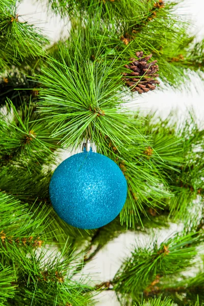 Boule de Noël sur branches de sapin . — Photo