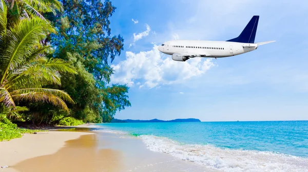 Avión jet sobre el mar — Foto de Stock