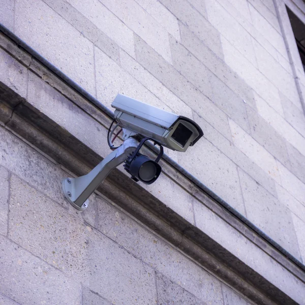 Cámara de seguridad en el edificio — Foto de Stock