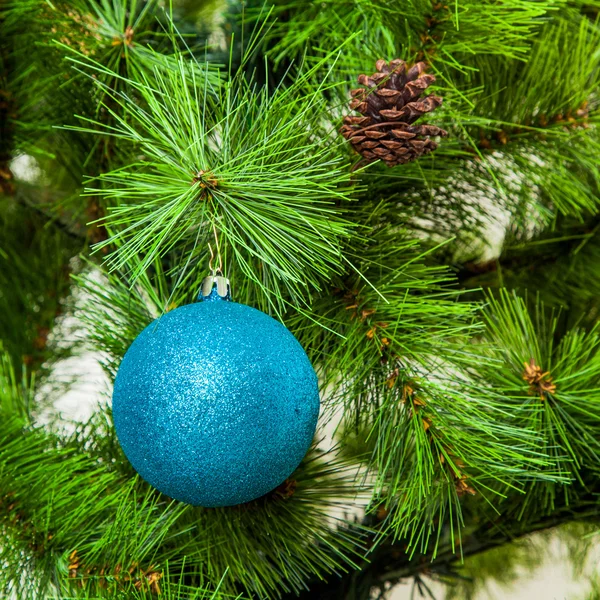 Weihnachtskugel auf Tannenzweigen. — Stockfoto