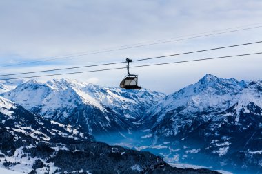 Dağlarda Kayak. Cable car. İsviçre Alpleri'nde kış. yarış