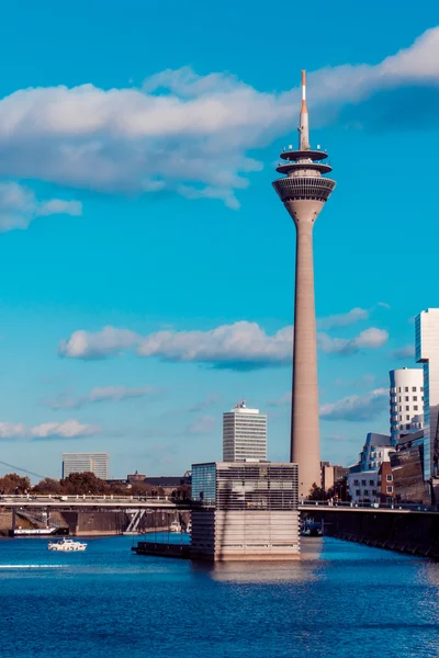 Rheinturm und Gehry-Häuser — Stockfoto